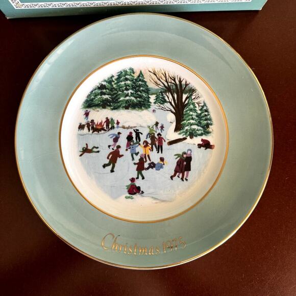 1975 Avon Christmas Plate Series Fourth Edition "Skaters on the Pond" - Picture 1 of 4